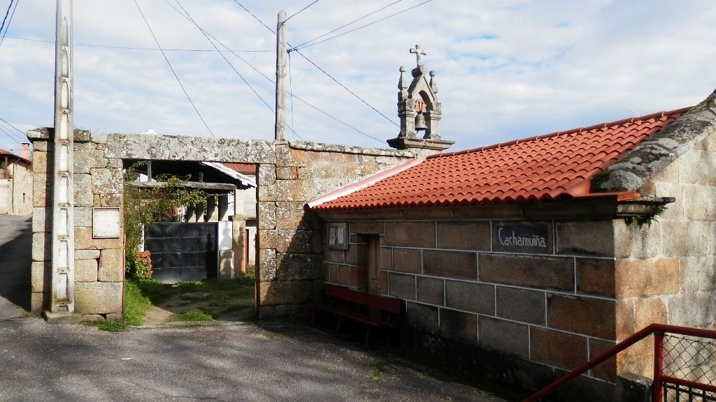 La casa de "Cachamuiña" en su pueblo natal, con cierto aspecto de pazo, que incluye una capilla,