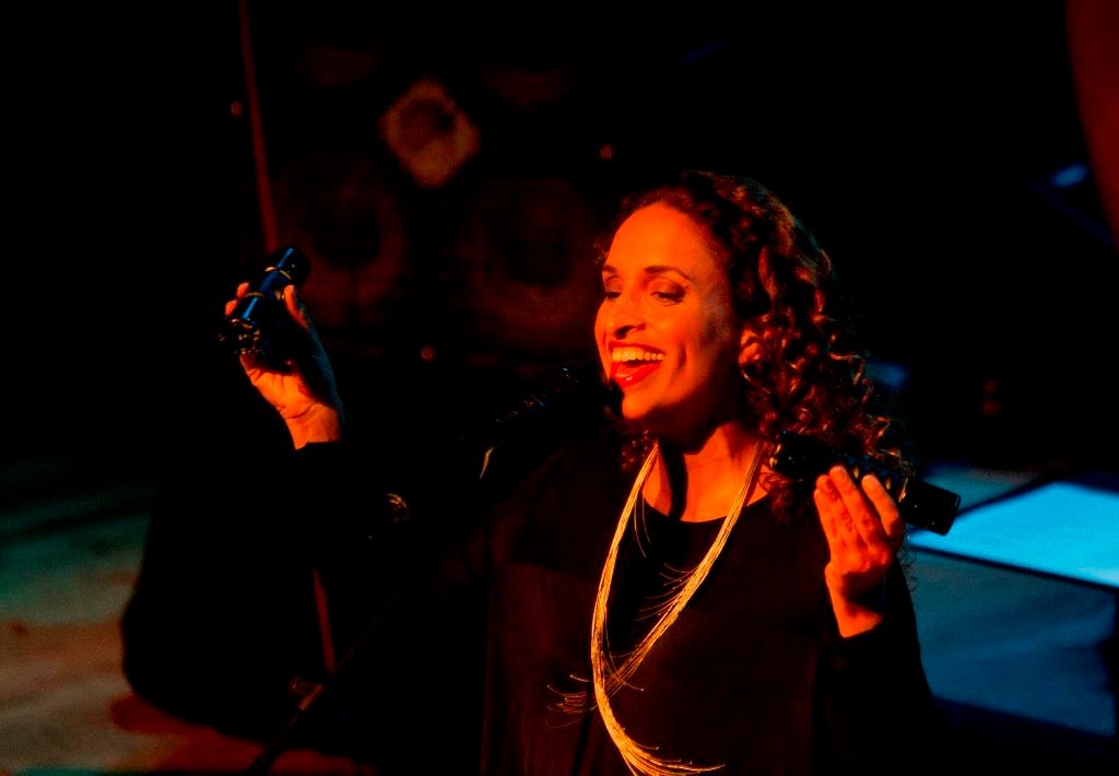 La cantante Noa actuó ayer en el teatro García Barbón, donde presentó en primicia en España su último disco “Love Medicine”.