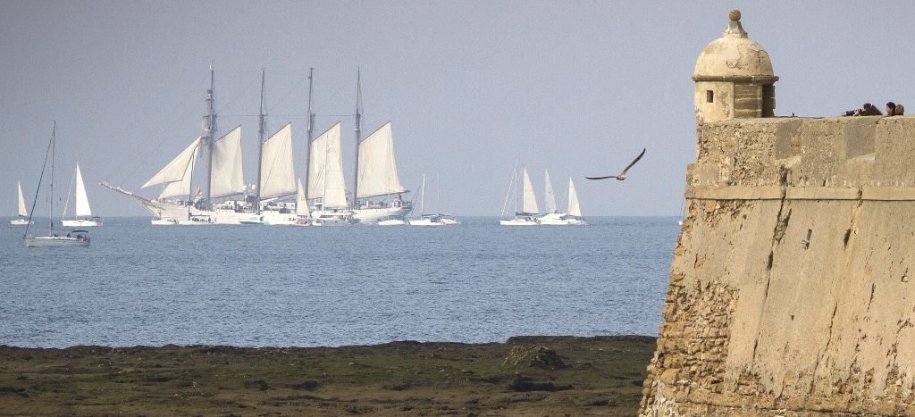 El "Juan Sebastián Elcano", abandonando el pasado sábado el puerto de Cádiz.