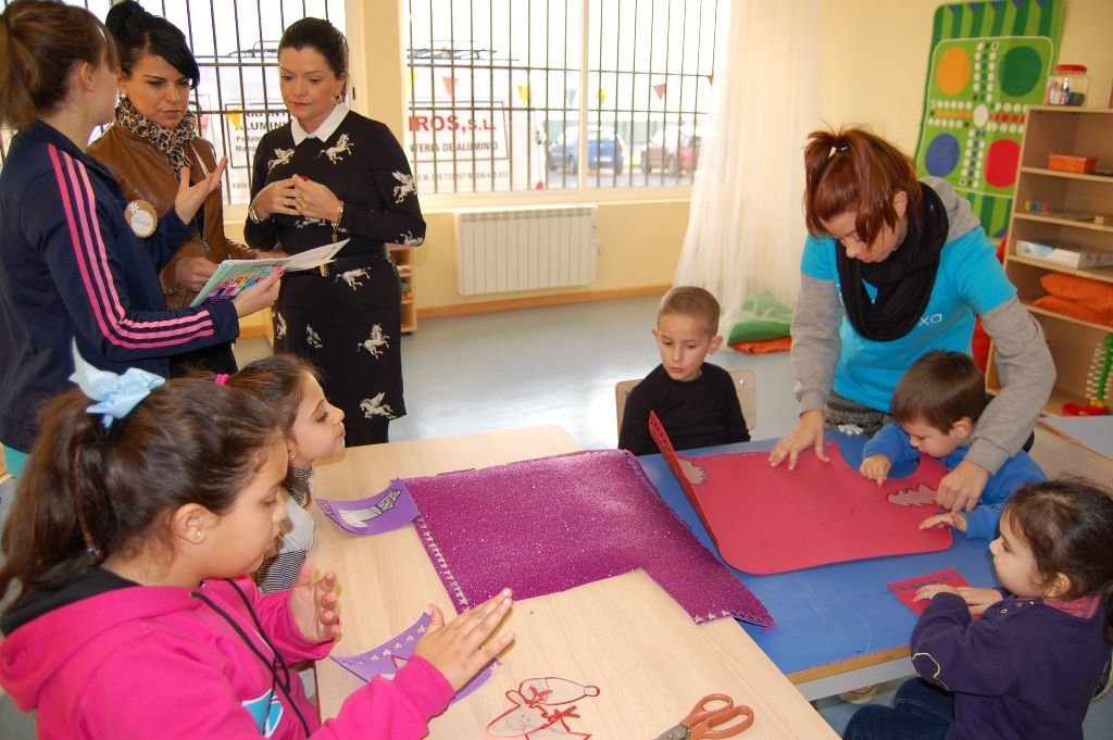Los primeros niños y niñas disfrutando de actividades y las familias del servicio de Ludoteca 