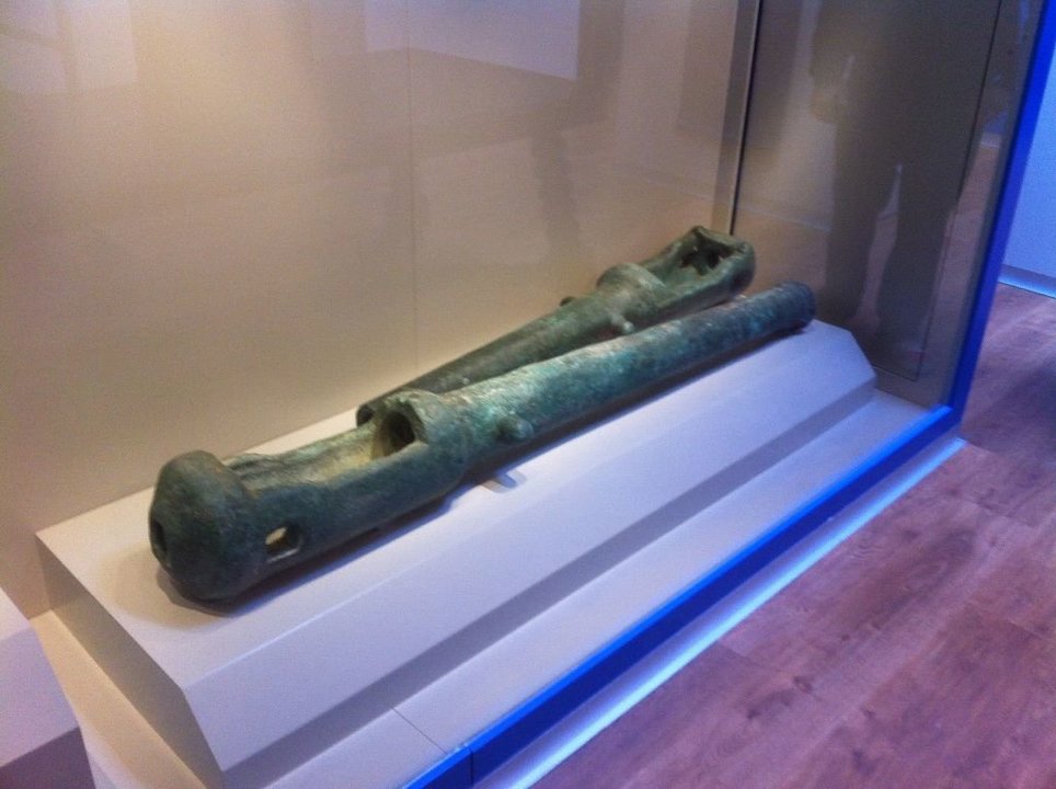 Imagen de las culebrinas reubicadas definitivamente en el museo de la navegación en Baiona.