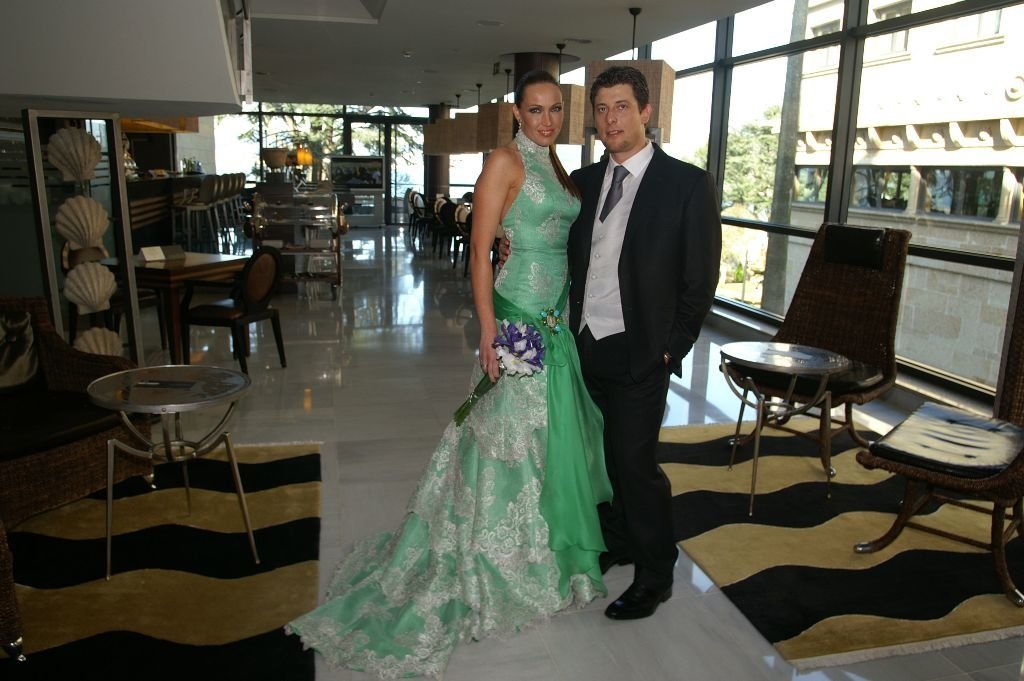 Silvia Fominaya y su marido, a principios de 2009, en su boda en Vigo.