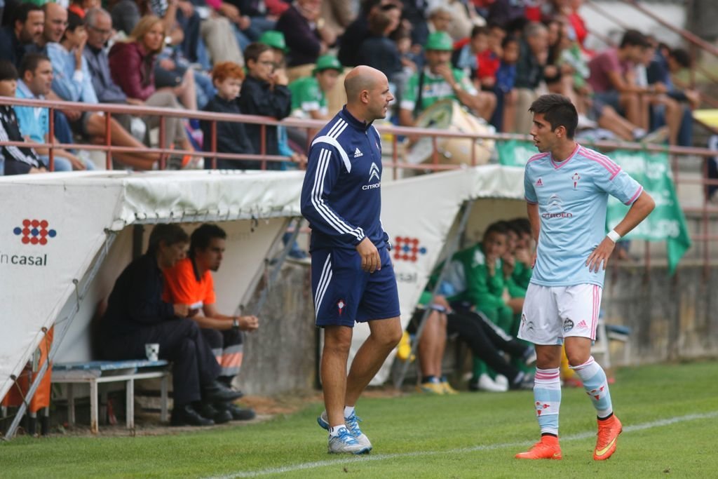 Fernán Ferreiroa recibe instrucciones del ex técnico del Celta B Fredi.