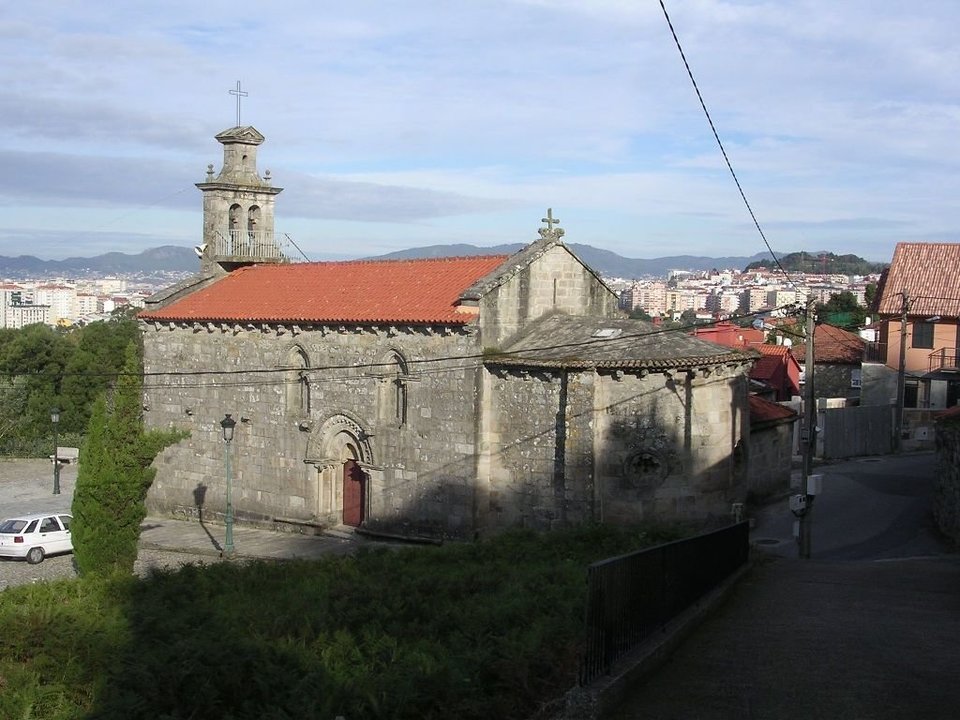 La iglesia románica de Santa María Castrelos se encuentra en lo alto de la parroquia, entre los jardines de Quiñones de León y el Monte da Mina.