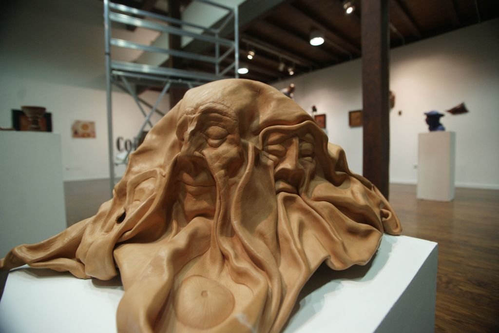 Una escultura de Michael Daneau, realizada con la técnica del cuero humedecido.