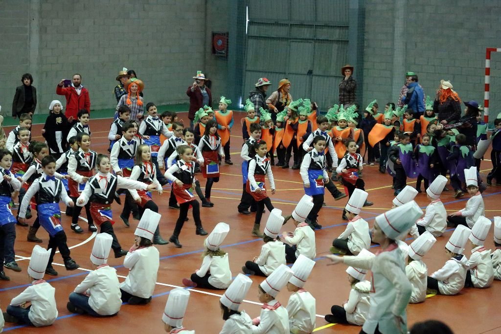 Desafío de Piratas y cocineros 'escolares', bailando mano a mano en el Pabellón de Leirado en Salvaterra de Miño.