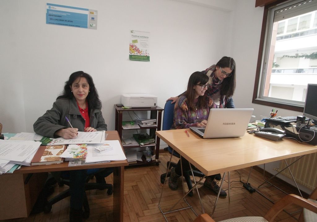 Carmen, vocal de la asociación viguesa, con las dos psicólogas Marina y Lorena en Severo Ochoa.