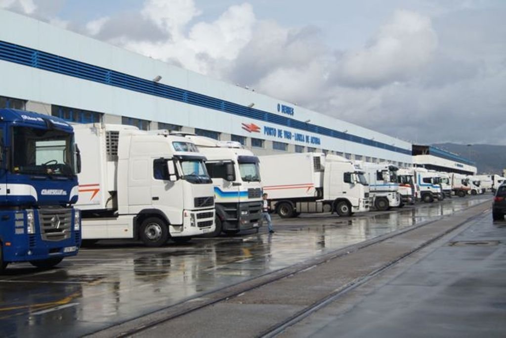 Camiones de carga del centro internacional de distribución en O Berbés.