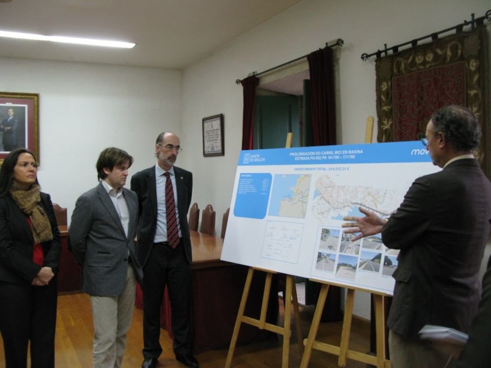 Bravo Bosch, Menéndez y Almuíña durante la presentación de las obras.