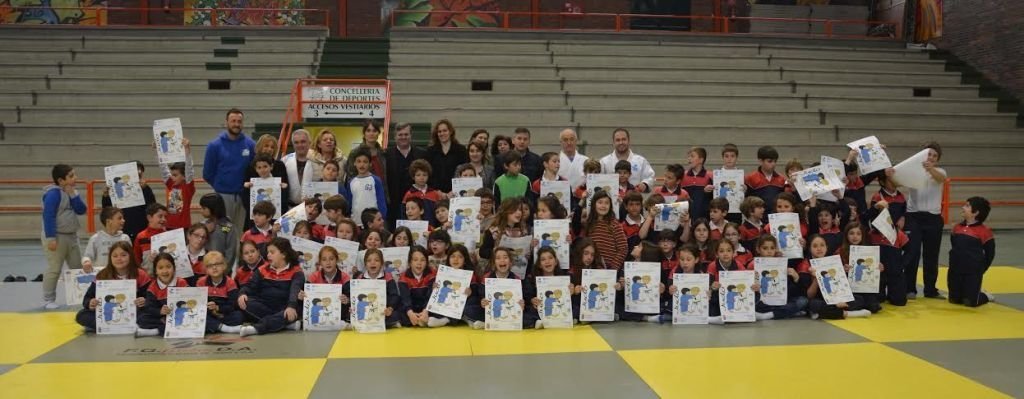 Más de 200 escolares de la comarcas disfrutaron ayer de una jornada de iniciación al judo en el pabellón de Panxón.