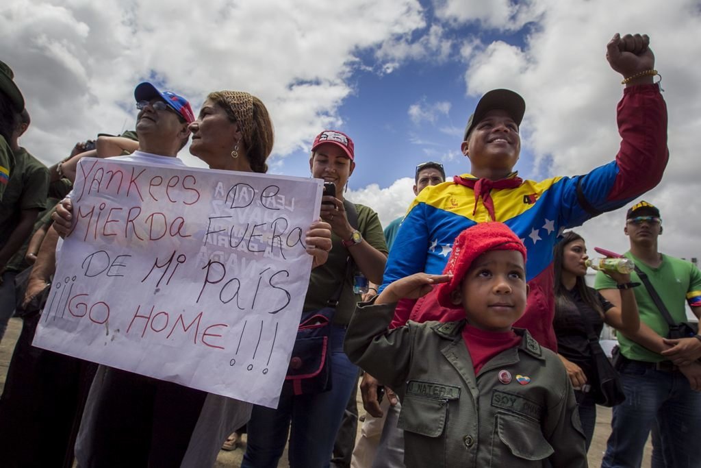 Civiles marchan por Caracas durante el "ejercicio militar defensivo" ordenado por el presidente.
