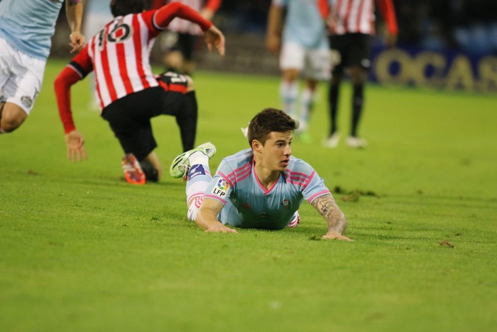 Santi Mina, tendido sobre el césped durante un momento del partido del sábado contra el Athletic.