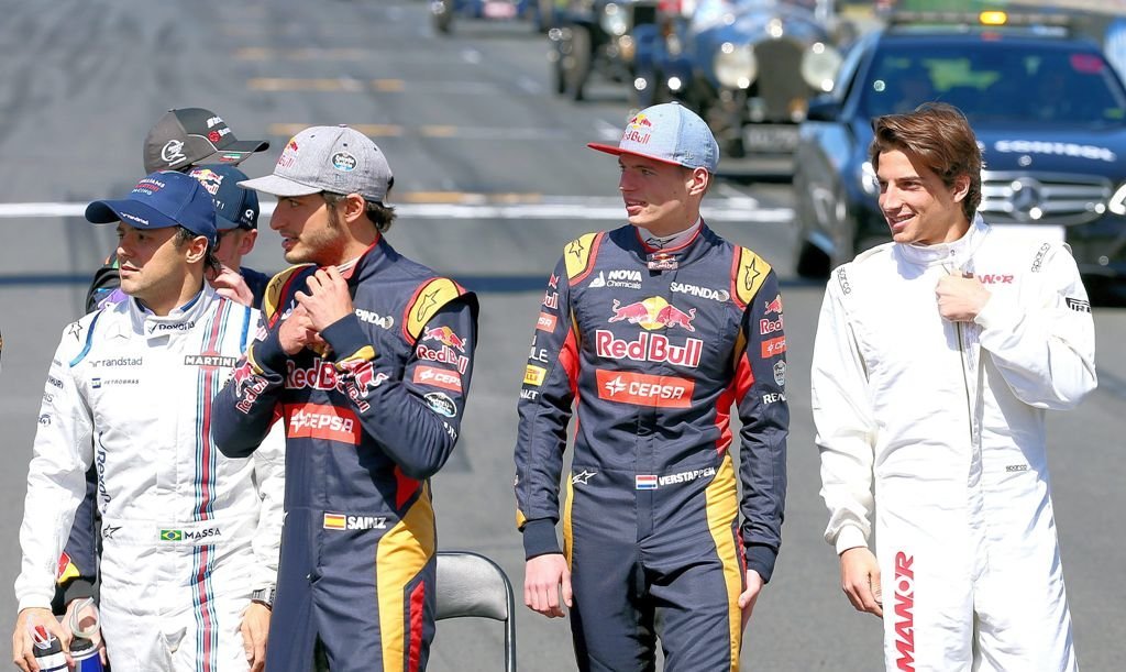 Los españoles Carlos Sainz (Toro Rosso) y Roberto Merhi (Manor), ayer junto a Massa y Verstappen.