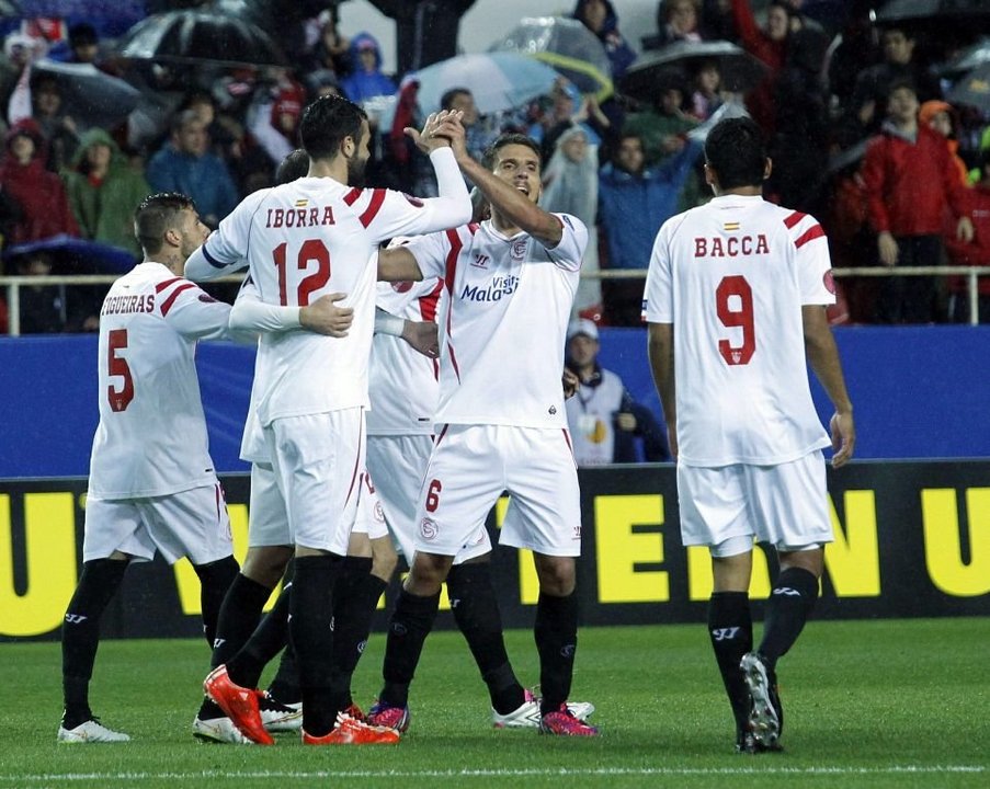 Los jugadores del Sevilla celebran uno de sus goles anoche.