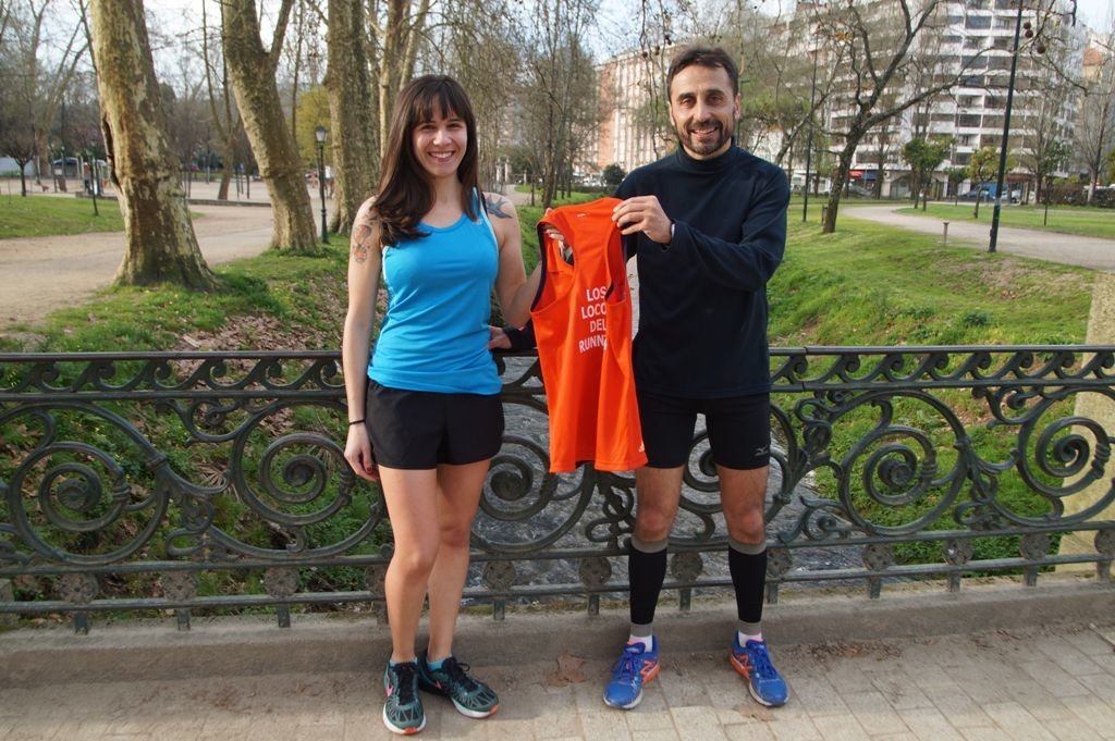 Elena y Carlos Adán, con la camiseta de "Los locos del running".