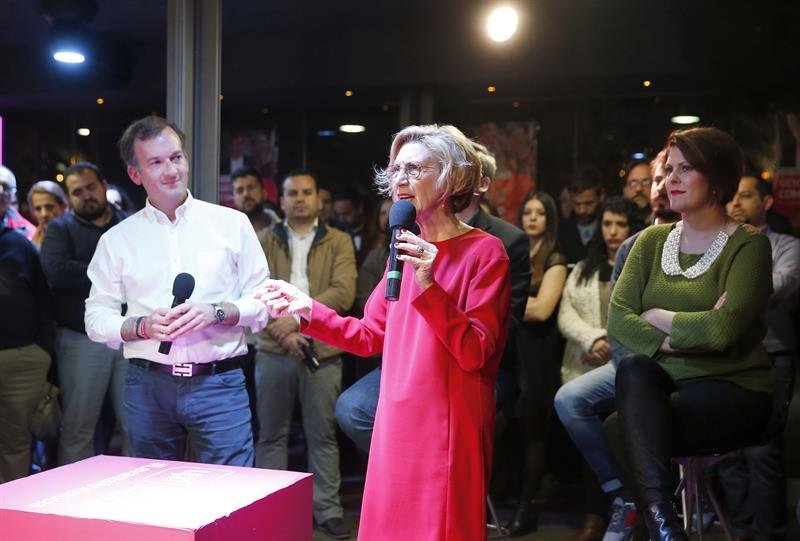 La lider de UPyD, Rosa Díez (c), acompañada por el candidato a la presidencia de la Junta de Andalucía, Martín de la Herran