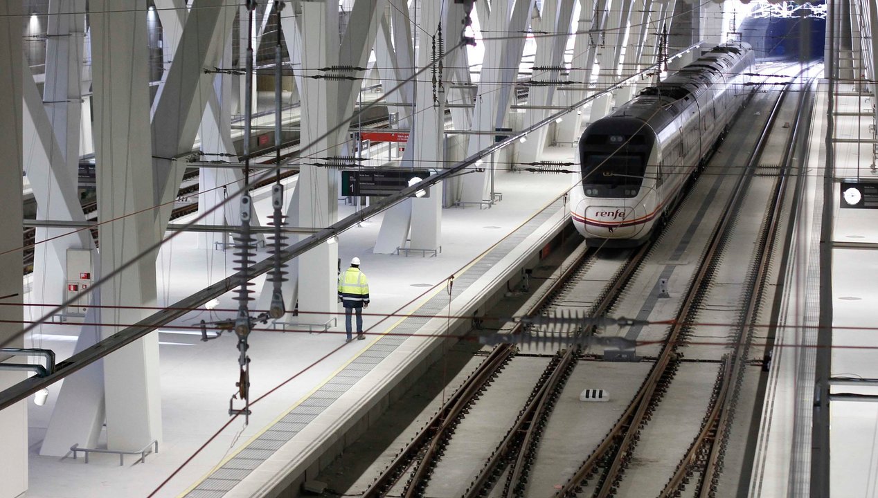 El tren en pruebas esta semana en la nueva estación del AVE de Vigo-Urzaiz. Mañana se hará un trayecto  completo, el primero, desde A Coruña y más tarde se abrirá a todo el público.