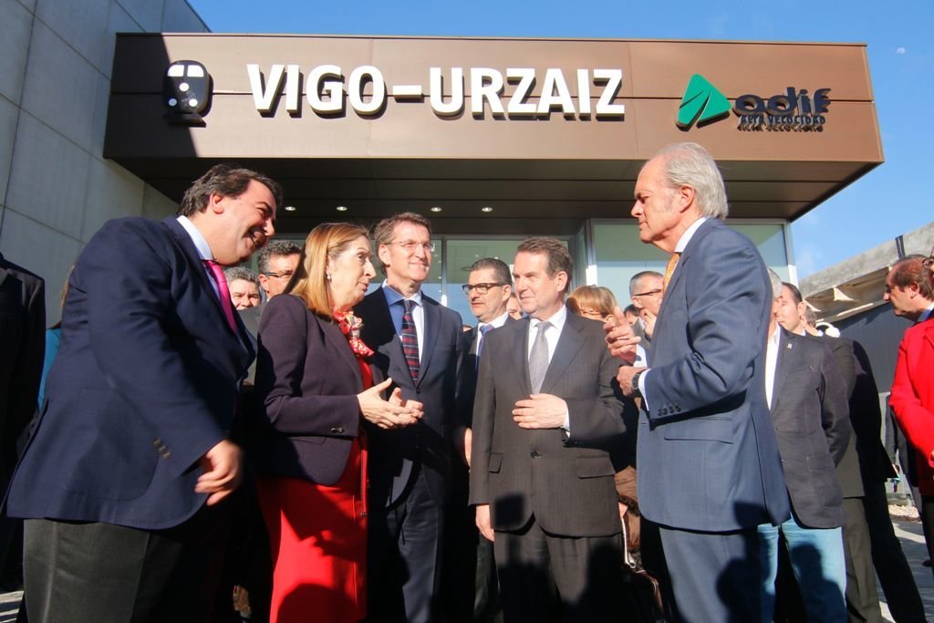 Los alcaldes de Coruña y Vigo con la ministra y el presidente gallego.