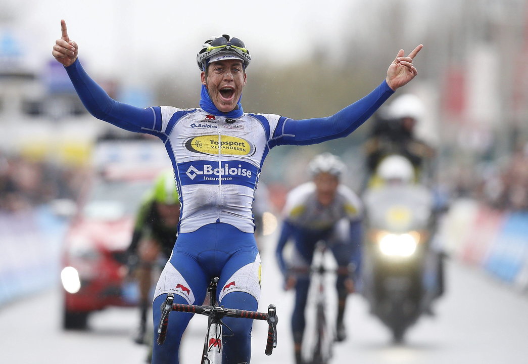 Alexander Kristoff entra sonriente en meta como ganador de la clásica belga Tour de Flandes.