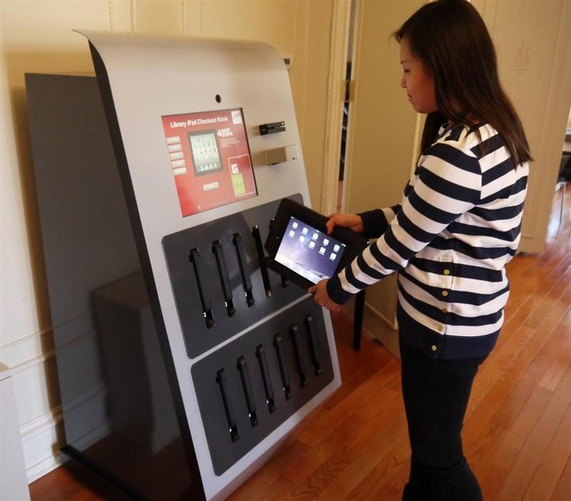 la Universidad de Drexel, en colaboración con la Biblioteca Pública de Filadelfia, ha instalado una máquina expendedora de iPads