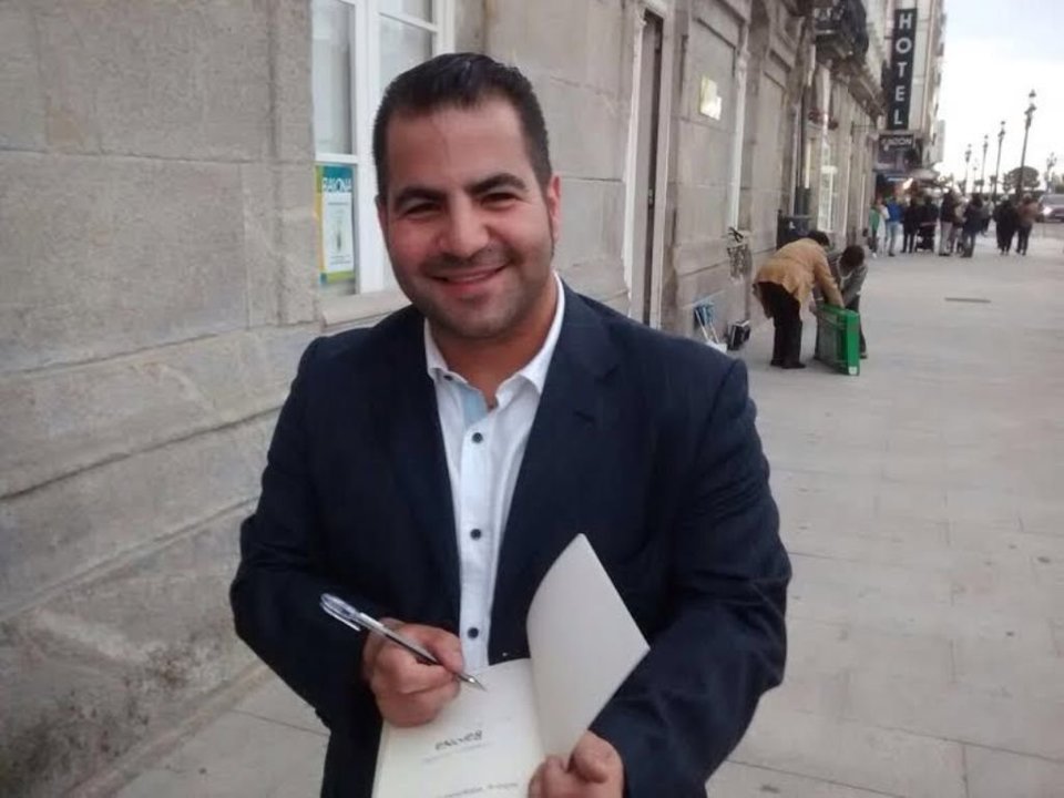 Julio Villarino firmando uno de los ejemplares.