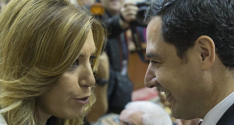 La presidenta de la Junta de Andalucía en funciones, Susana Díaz, y el líder del PP-A, Juanma Moreno conversan hoy en el Parlamento andaluz en Sevilla