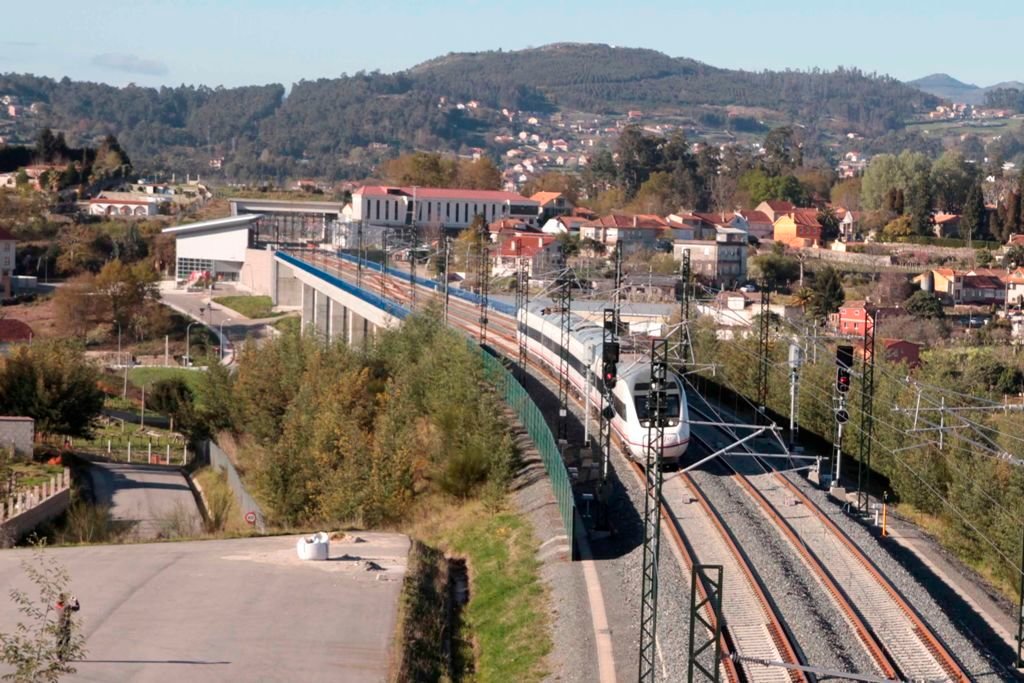 El AVE a su paso por Redondela. La estación, que costó 7,3 millones de euros, podría quedar vacía de contenido.