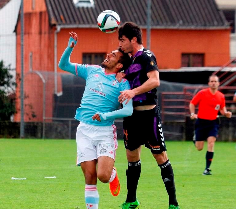 Borja Iglesias disputa un balón aéreo en el anterior partido del Celta B.
