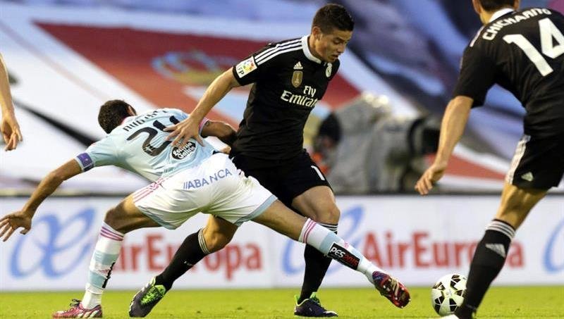 El centrocampista colombiano del Real Madrid James Rodríguez (c) pelea el balón con el argentino Augusto Fernández (i), del celta de Vigo