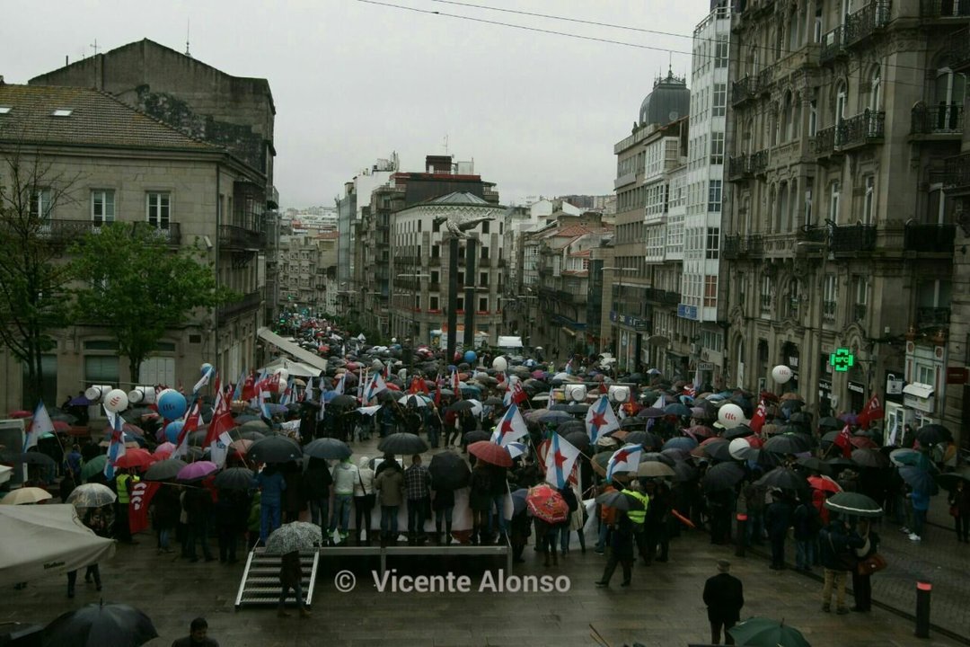 Miles de personas, convocadas por la CIG, han recorrido este viernes 1 de mayo las calles de Vigo
