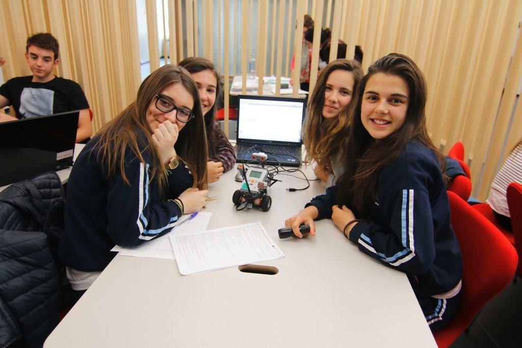 Los alumnos se repartieron en grupos para crear robots.