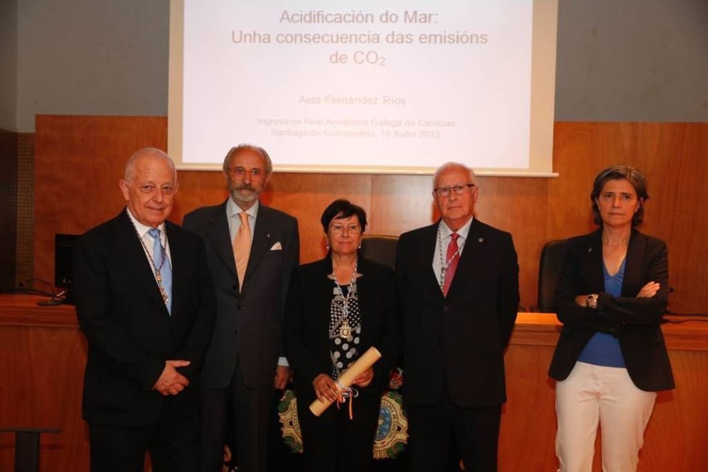 Aida Fernández, en el centro con miembros del CSIC, de la RAGC y del Consello da Cultura.