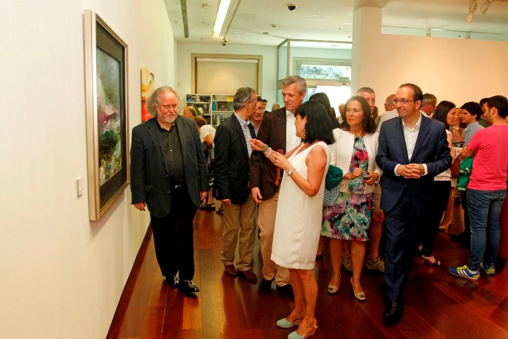A la inauguración de la exposición “Arte y Solidaridad”, en Afundación, acudieron representantes políticos como el vicepresidente de la Xunta, Alfonso Rueda y el secretario de Cultura, Anxo Lorenzo y del mundo cultural.