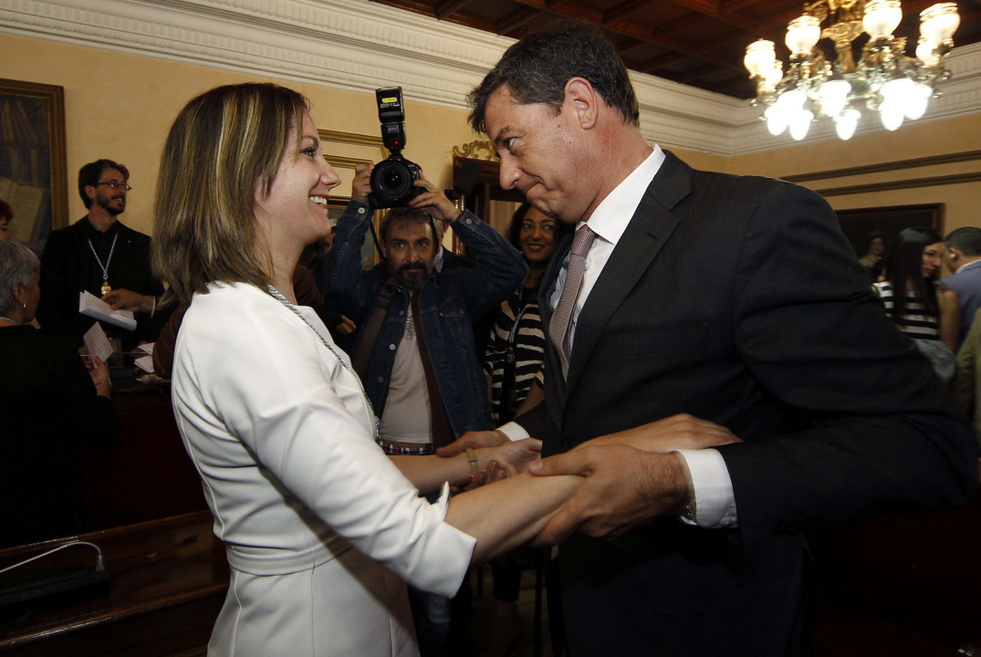 Gómez Besteiro felicita a la nueva alcaldesa de Lugo, Lara Méndez, tras su toma de posesión.