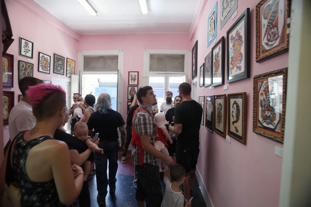 Cerca de 300 personas visitaron ayer la exposición de tatuajes en El Halcón Milenario.