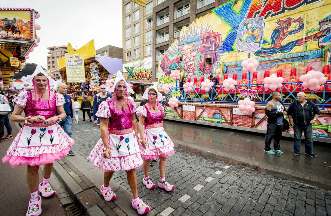 Varias personas se disfrazan durante la Feria 'Pink Monday' (Lunes rosa), un evento para la comunidad de gais, lesbianas, trans y bisexuales (LGTB) celebradas en la localidad de Tilburg, Holanda / Robin Van Lonkhuijsen