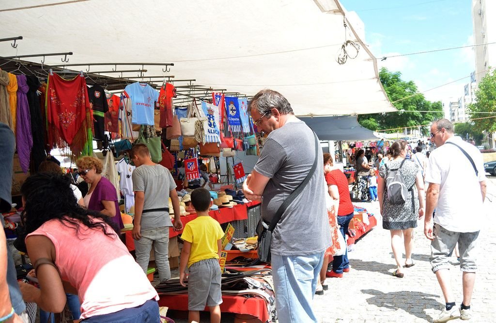 Turistas, gallegos y los propios portugueses visitan durante todo los miércoles los puestos de la feria para comprar a bajos precios.