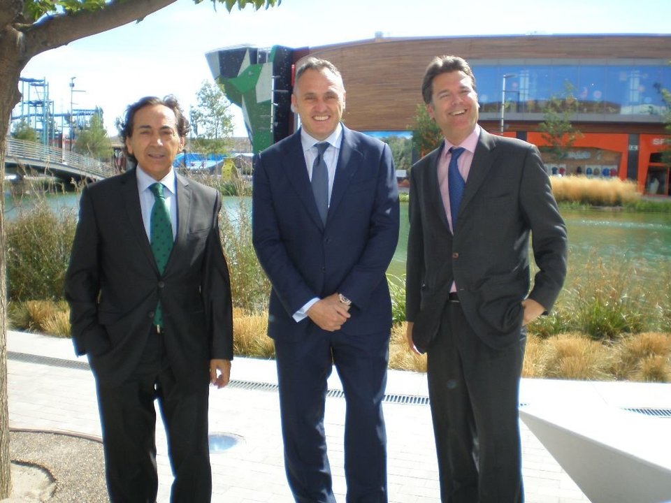 Salvador Arenere (izq.) y Ian Sandford (centro), máximos responsables de Eurofund en España.