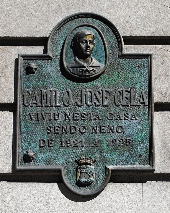 El Premio Nobel en Literatura, Camilo José Cela (Iria Flavia, 1916- Madrid, 2002) pasó cuatro años de su infancia en el edificio del antiguo Banco de Galicia. En su parque, tiene un busto obra de Otero Besteiro.