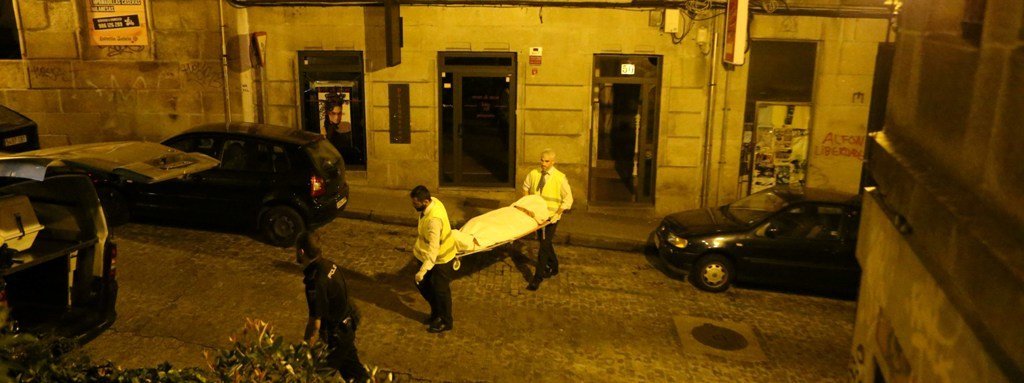El cadáver fue descubierto por la policía en el número 50 de la calle López de Neira.