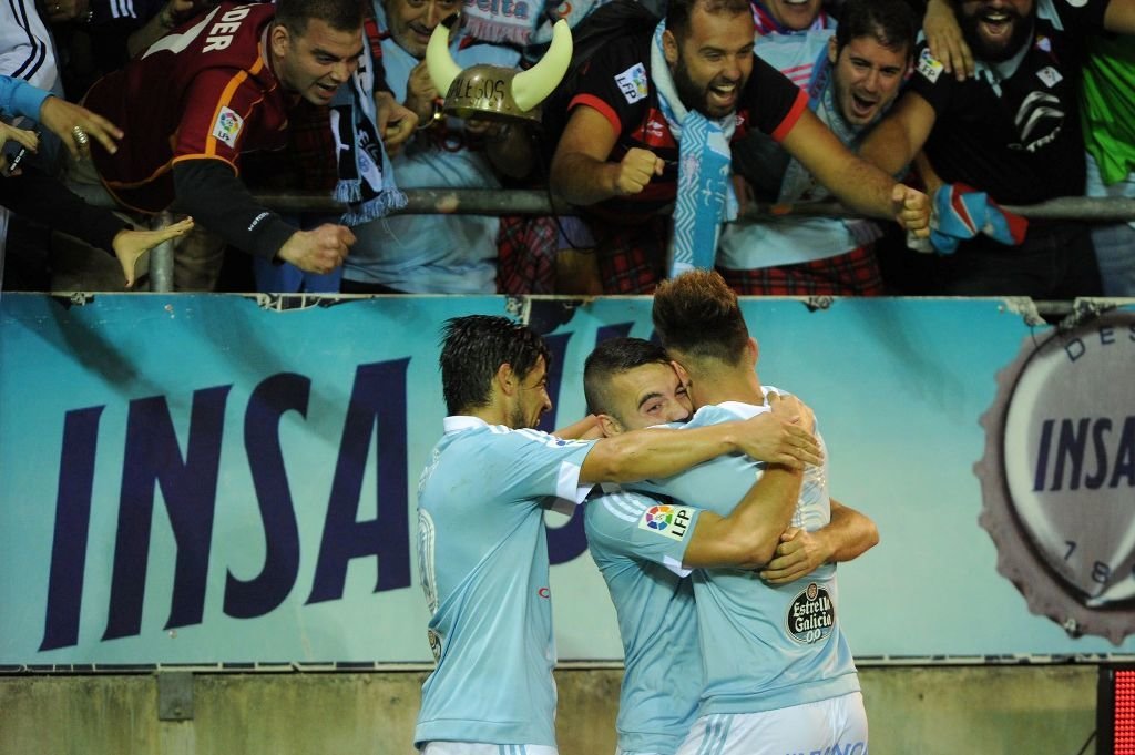 Nolito y Iago Aspas se abrazan a Drazic tras el gol del moañés el sábado en Ipurua ante el Eibar.