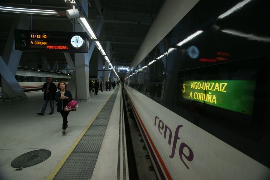 Un tren de la línea del Eje Atlántico entre Vigo y Coruña, abierta el pasado mes de abril.