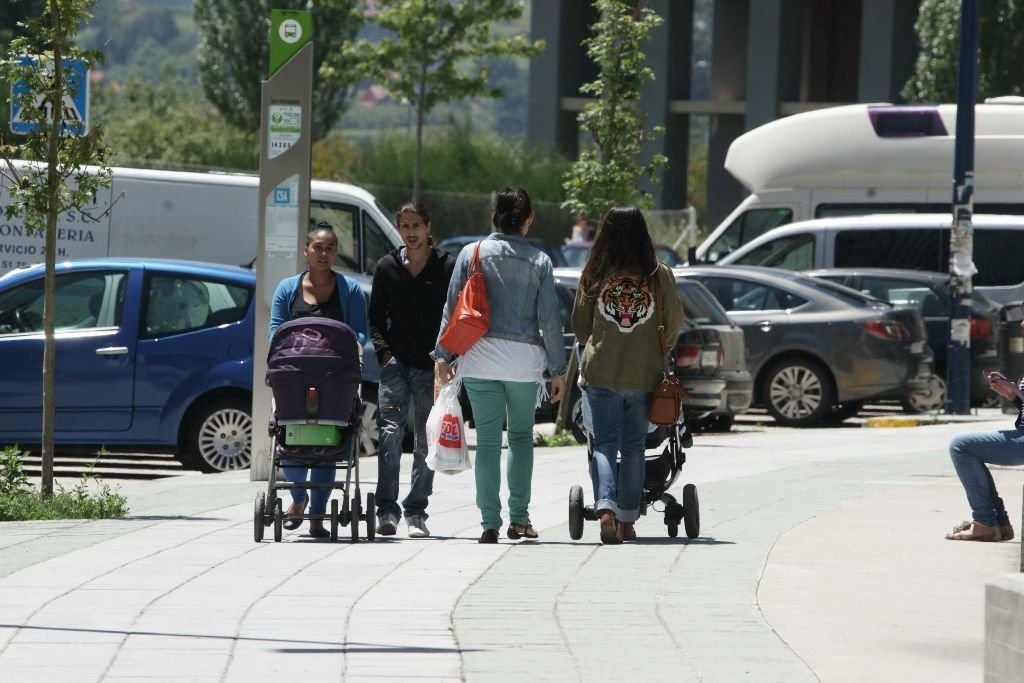 Una imagen clásica del polígono de Navia, mucho más habitual que en el resto de Vigo: padres con sus niños pequeños de paseo.
