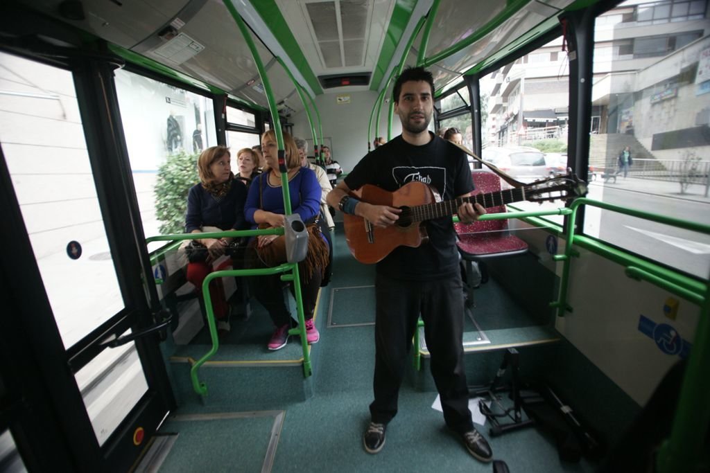Samuel Leví comenzó ayer la promoción de su nuevo disco “Filias y Fobias” con una serie de conciertos en el autobús que se prolongarán hasta el viernes.