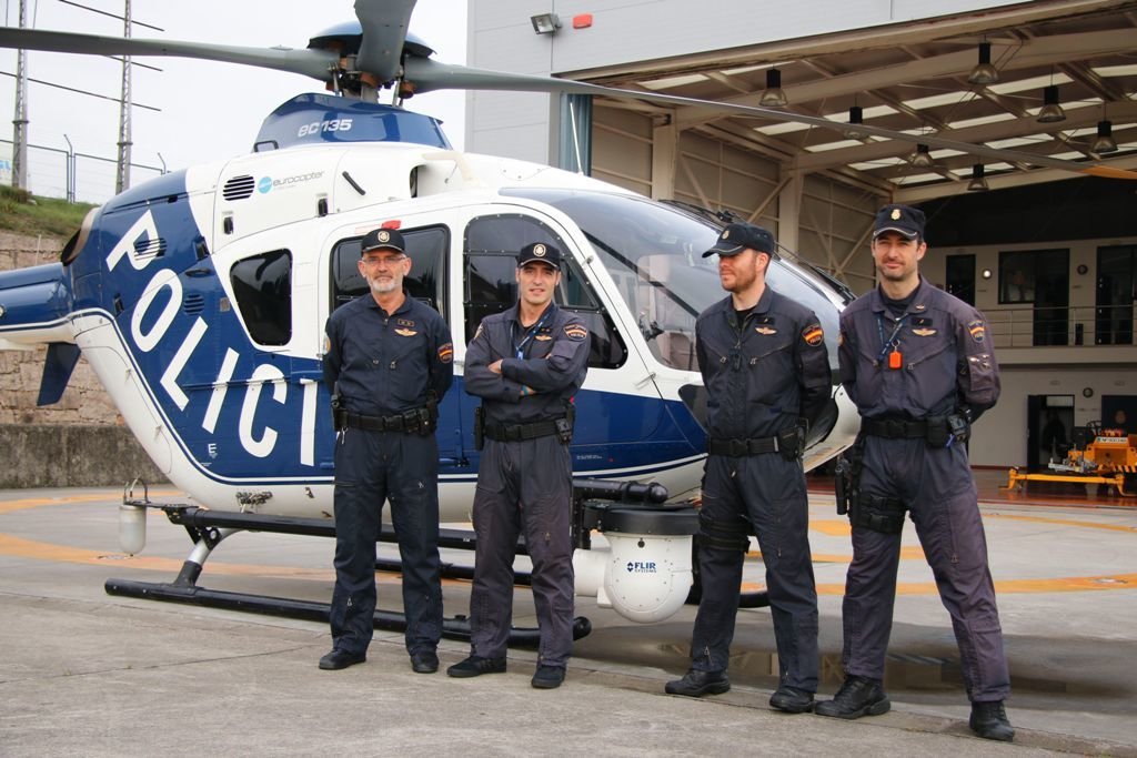 El helicóptero y su tripulación, con base en Peinador.