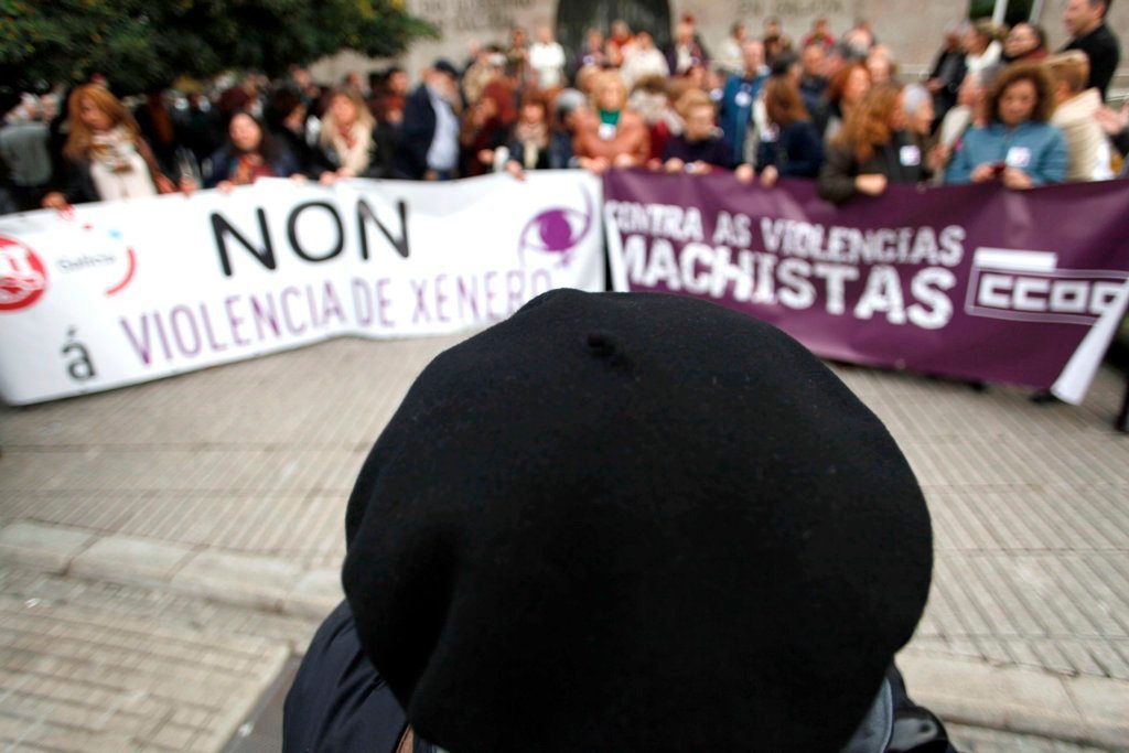 Concentración contra la violencia machista frente a la Delegación del Gobierno en A Coruña.