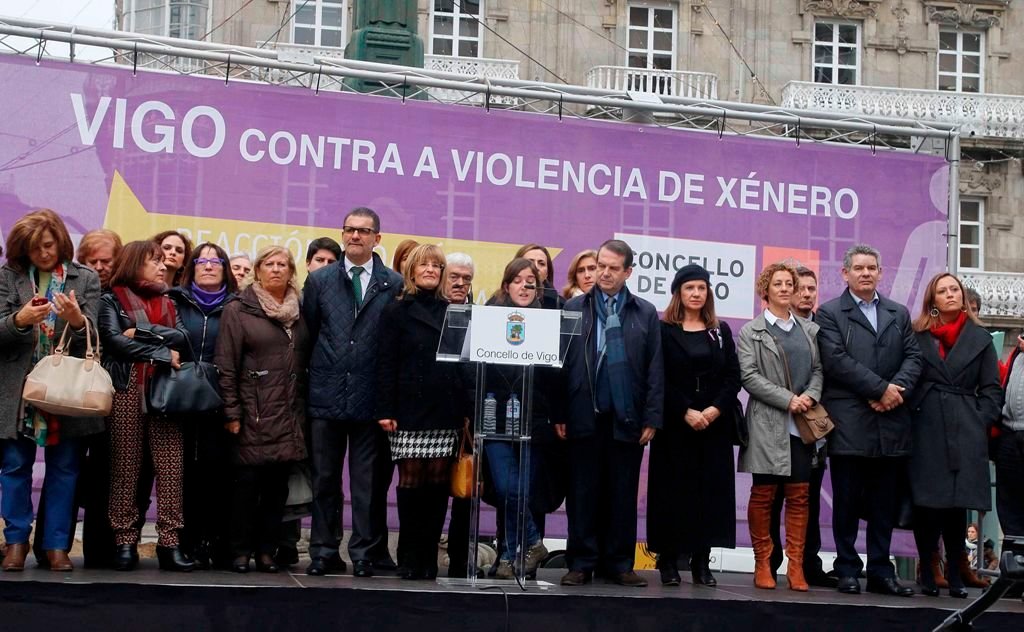 Integrantes del Consello da Muller, concejales y el alcalde Abel Caballero, ayer, en la concentración del 25 N en Urzaiz.
