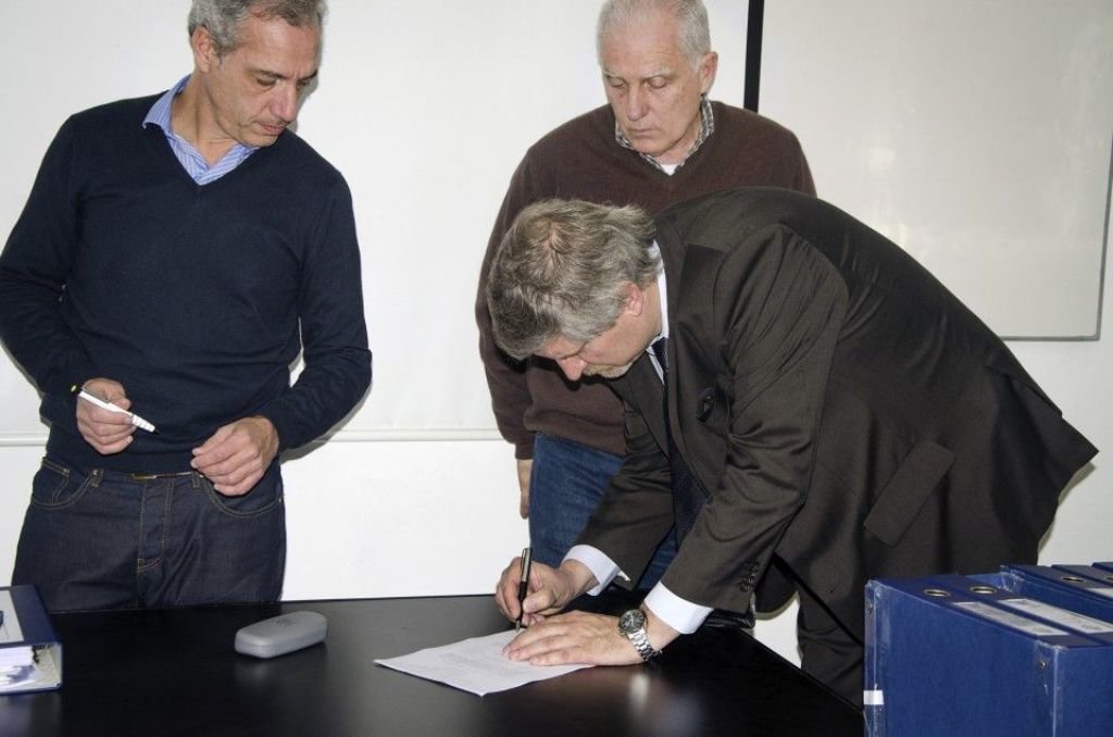 Un momento de la firma del contrato entre representantes de Armón y el organismo público argentino.