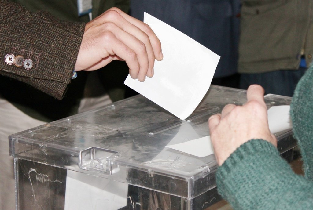 Un ciudadano introduce su voto en una urna en las últmas elecciones generales.