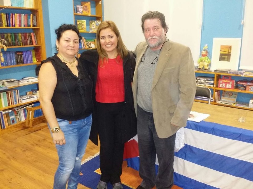 La presentadora entre Jamari Llanes, de la asociación cubana en Vigo, y Lois Pérez Leira.